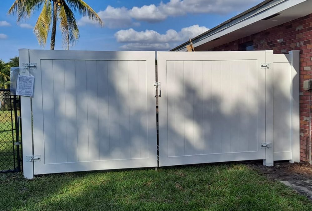 Plantation, FL – New 12′ White PVC Privacy Double Drive Gate