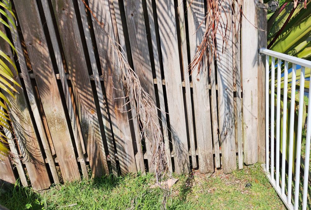 Plantation, FL – 6′ Shadowbox Wood Fence – Before