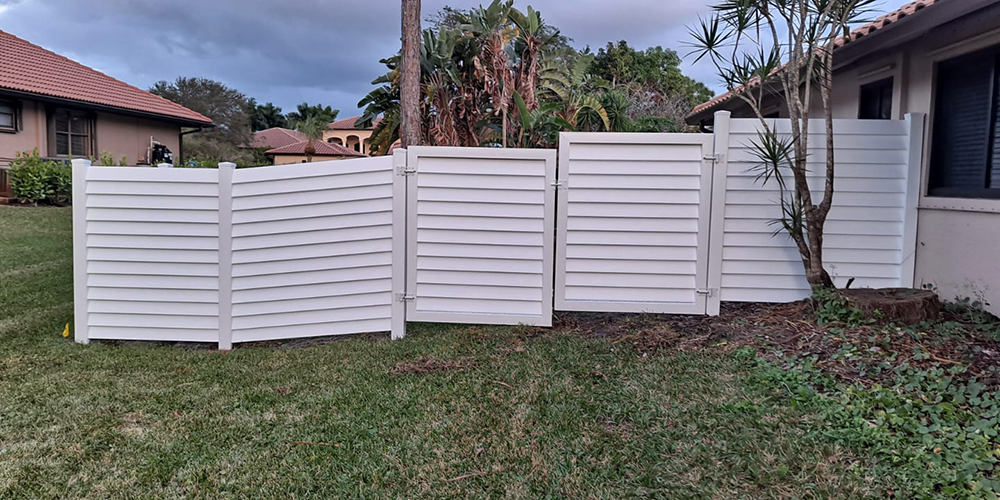 White Louvered PVC/Vinyl Fence & Chain Link Fence Repair – Parkland, FL