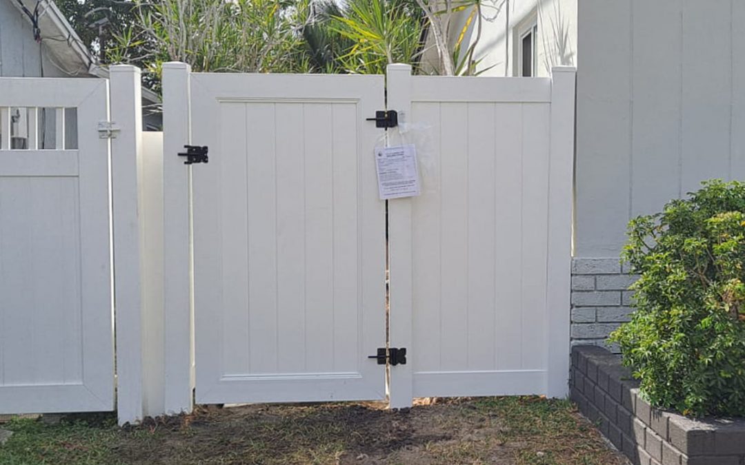 White PVC/Vinyl Fence & Gate – Lauderdale Lakes, FL