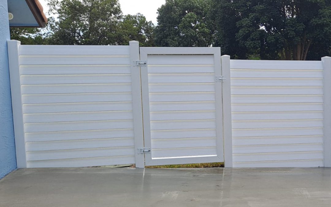 6′ White Louvered PVC/Vinyl Fence – Parkland, FL