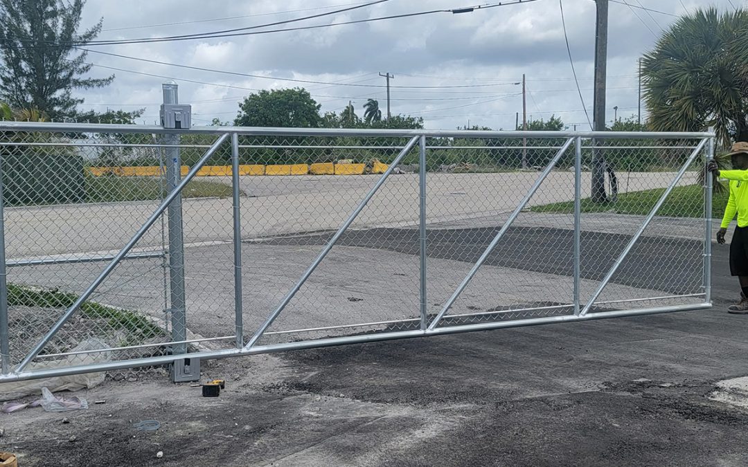 Cantilever Gate & 6′ x 30′ Galvanized Chain Link Commercial Fence – Davie, FL