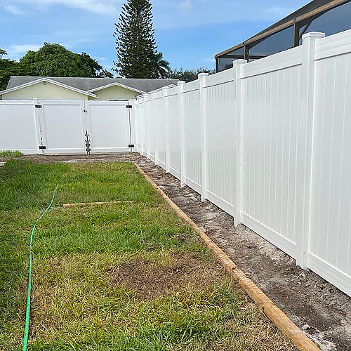 Neighboring Fences – PVC Fence Installation – Vinyl Fence Installation – PVC Privacy Fence – Fence Installation – Davie, FL