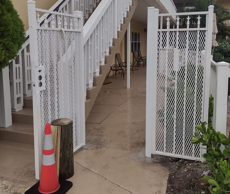 Mechanical Aluminum Fence Installation – Aluminum Fence Installation – Fleur de Lis Mechanical Aluminum Fence – Pompano Beach, FL
