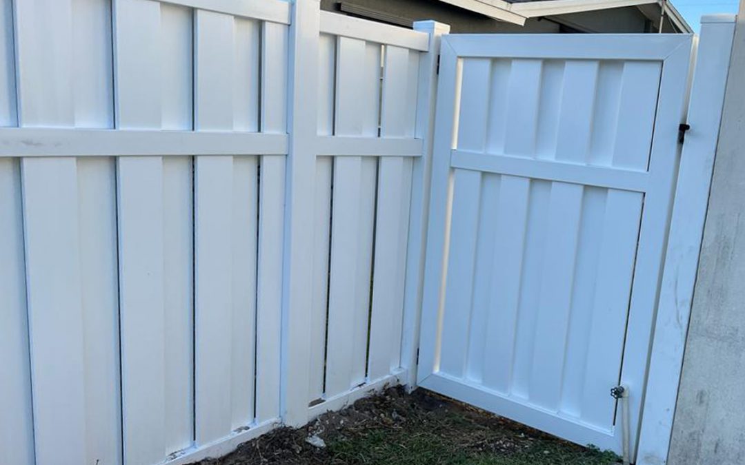 Shadowbox PVC Fence – PVC Fence Installation – Vinyl Fence Installation – Fence Installation – Sunrise, FL