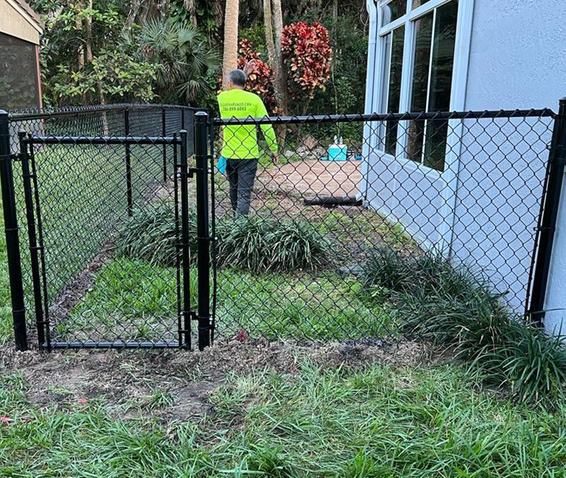 Vinyl Fence Installation – Chainlink Fence Installation – Vinyl Chainlink Fence – Fence Installation – Coral Springs, FL