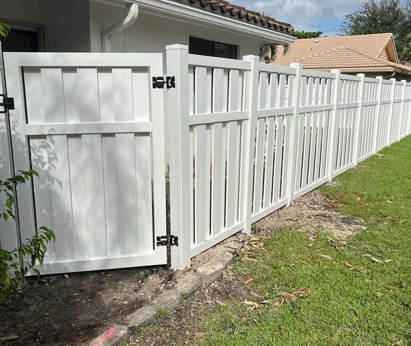 Shadowbox PVC Fence – PVC Fence Installation – Vinyl Fence Installation – Fence Installation – Coral Springs, FL