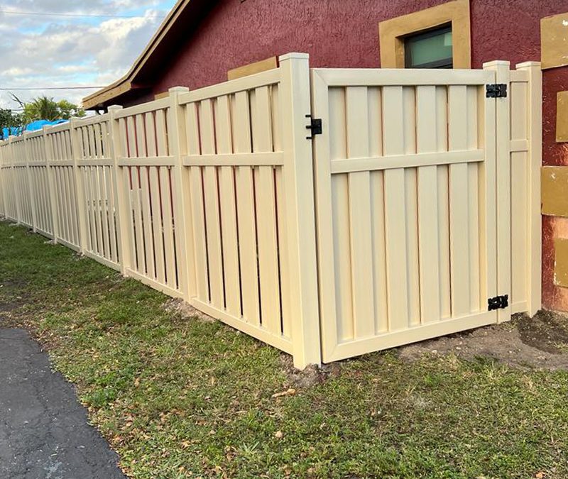 Shadowbox PVC Fence – Vinyl Fence Installation – PVC Fence Installation – PVC Semi-Private Fence – Fence Installation – Sunrise, FL Fence Installation