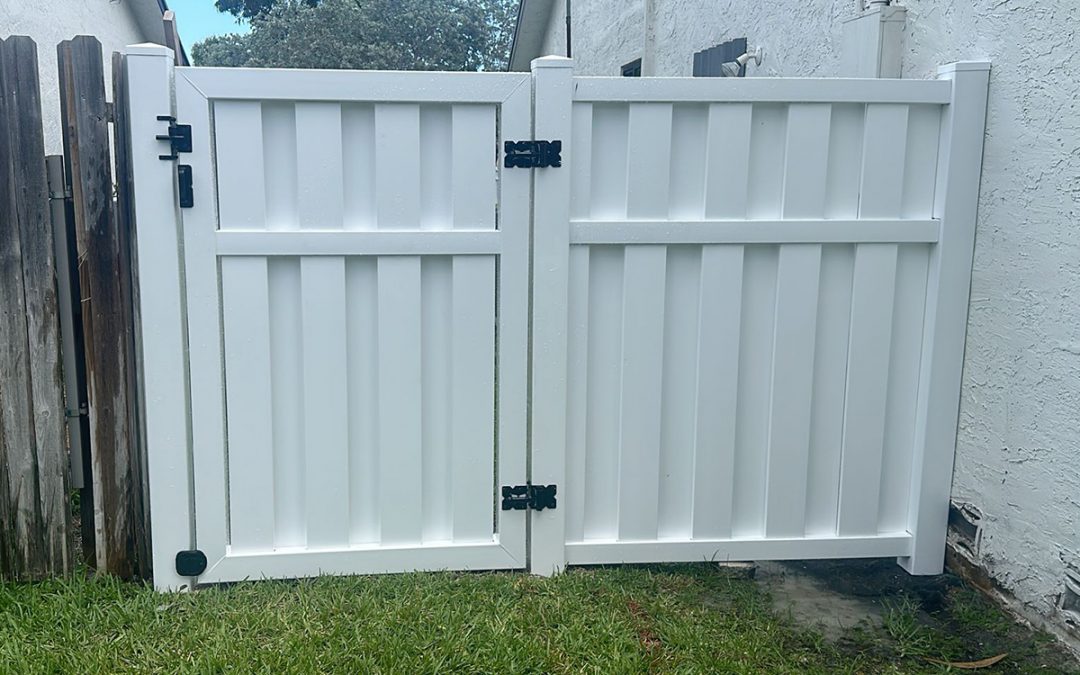 White Shadowbox PVC Privacy Fence – PVC Privacy Fence – Vinyl Privacy Fence – PVC Fence – PVC Fence Installation – Vinyl Fence Installation – Residential Fence Installation – Lauderhill, FL Fence Installation