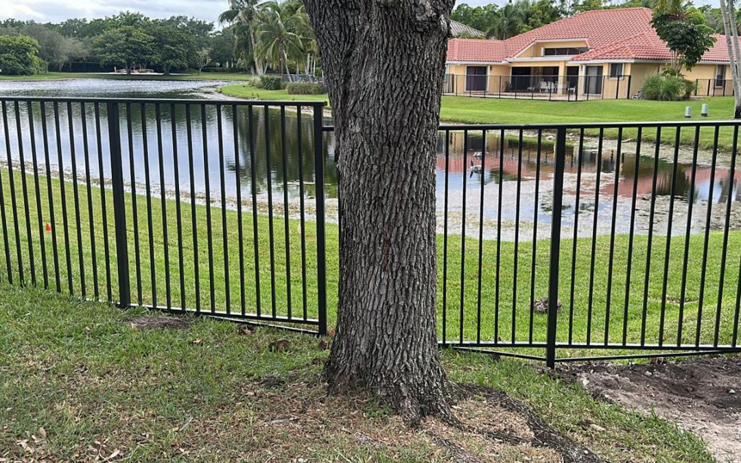 CF10 Mechanical Aluminum Fence with Pet Pickets in Weston