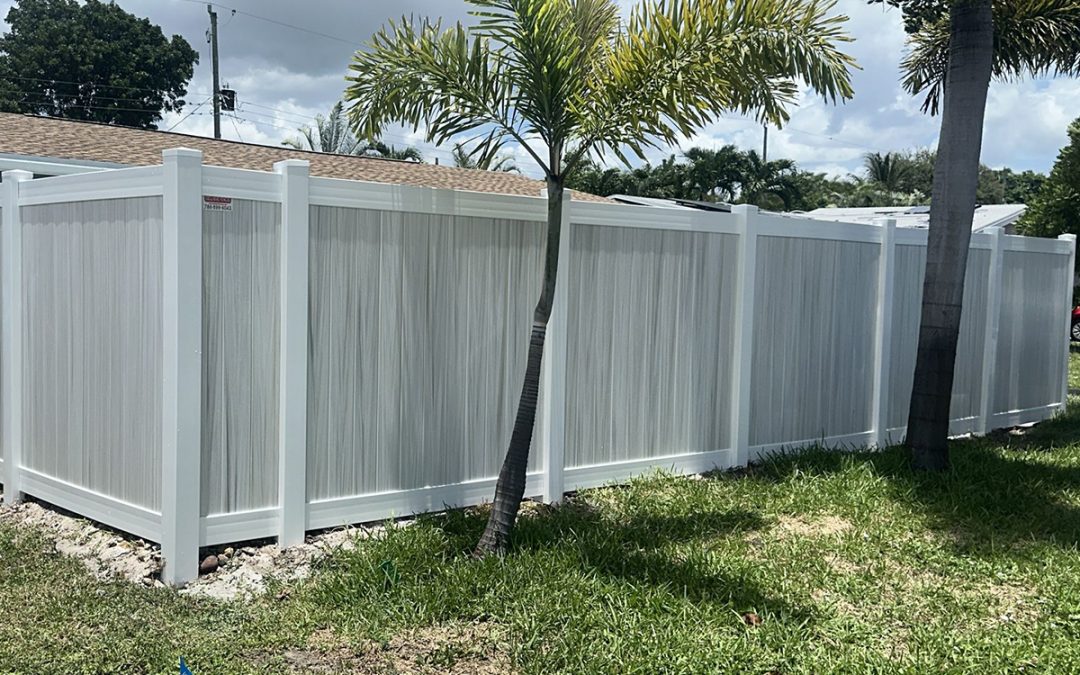 6′ Vertical White Frame PVC Privacy Fence with Weathered Aspen Pickets in Fort Lauderdale