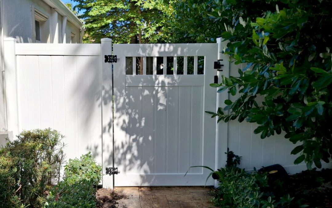 PVC Privacy Fence with Stake Accent Gate in Fort Lauderdale