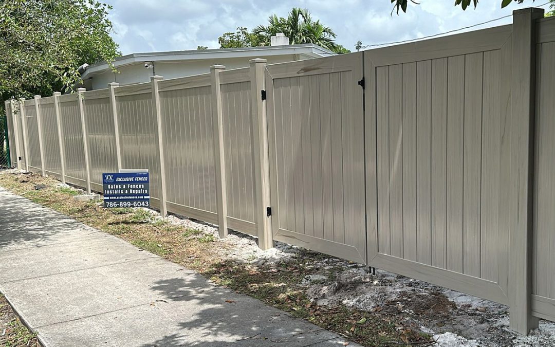 Driftwood PVC Privacy Fence in Fort Lauderdale, FL